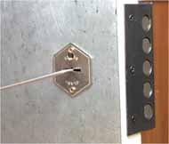 Отодвигаем крючком засов