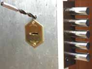 Замок Mottura, высверливаем сувальдную стойку