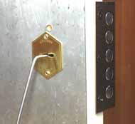 Отодвигаем крючком засов